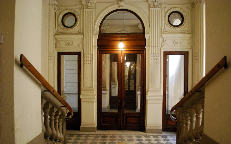 Historisch trappenhuis in het praktijkgebouw